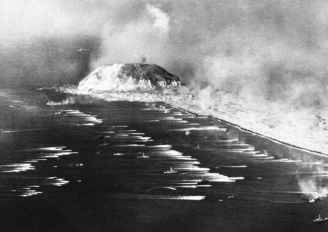 us marines go ashore IWO JIMA japanese island feb 1945